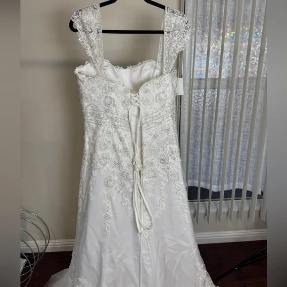 NWT Maggie Sottero Haute Couture bridal gown, Size 16, beaded lace wedding dress - Picture 10 of 15